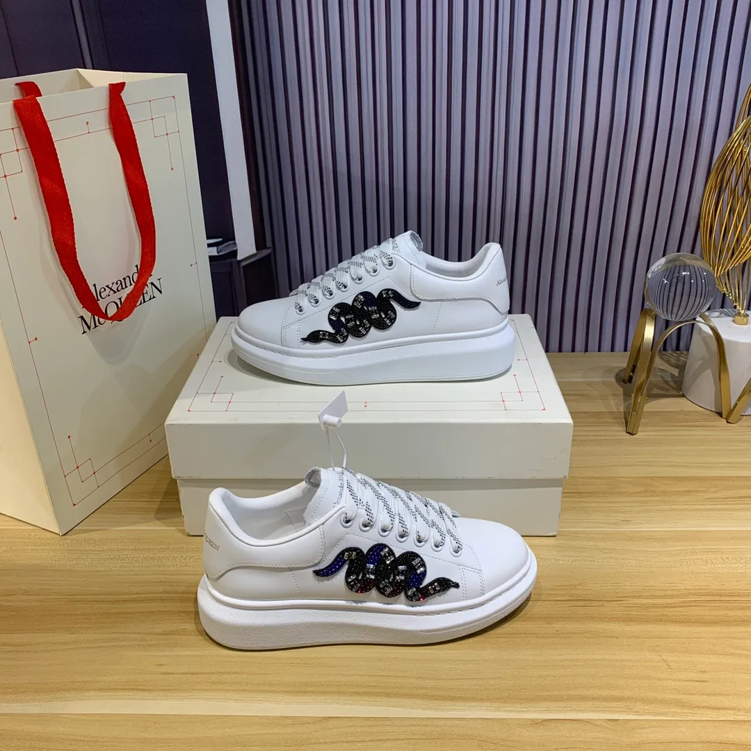 👟👟Ex-factory price 560👟👟Snake pattern professional McQueen factory. Top version. Couple model Alexander McQUEEN high version has been upgraded to the highest quality again✅.McQueen dad shoes 💪McQueen spring, summer, autumn and winter top version purchasing agent level✅ Recruiting national online and offline agents to join🤝 🏆Fabric: Original materials imported from Italy. Texture, water-resistant and non-discoloring 🏆Inner lining: ️A-grade Italian imported lining resistant to dirt, sweat-absorbent, breathable and comfortable 🏆Foot pads: top-grade imported Italian super-soft cowhide leather 🏆Outsole: PU+counter 1:1 🏆Shoe box: original white box. Plus white flip cover for double-layer protection. Cloth bag. Handbag. Certificate of 1:1 mold opening, 4-piece set. Delivered with a pair of shoelaces. 🖕🏿🖕🏿🖕🏿You can choose any pair of shoelaces in any color of our factory 🏆Code number: women’s 34-41. men’s 38-46 🏆Special remarks (women’s size 34.40.41, men’s size 38.45.46 is customized, no returns or exchanges) Win-win cooperation🤝